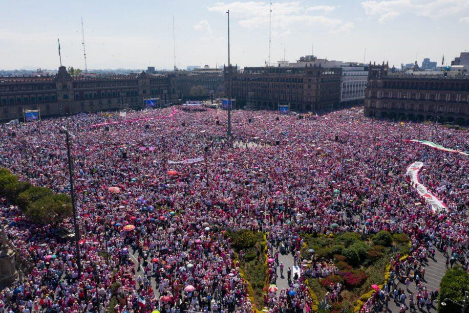 Con Zócalo lleno, miles desafían a AMLO y exigen frenar su “plan B” electoral