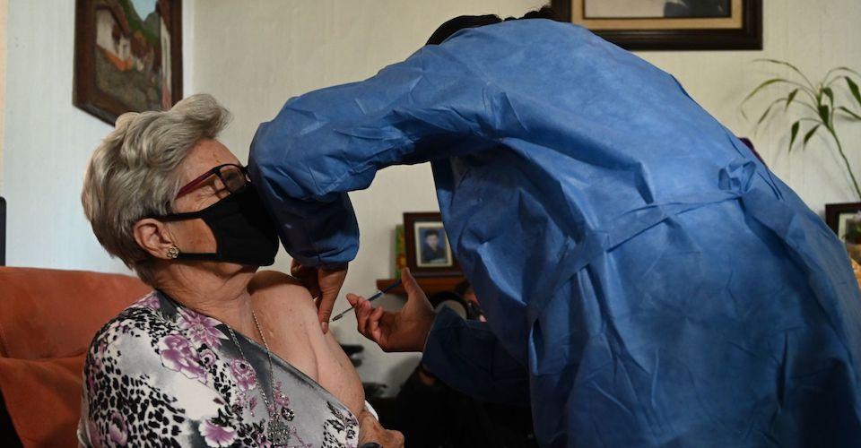 Adultos mayores postrados se quedan sin vacuna contra COVID en entidades