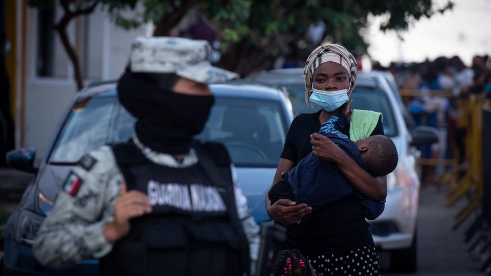 Policías locales de Chiapas encierran a familias haitianas y las entregan al INM, que las expulsa a Guatemala
