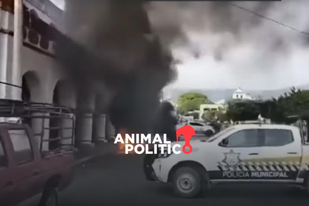 Habitantes de Chiapa de Corzo, Chiapas, prenden fuego frente al edificio de la alcaldía; exigen terminar obras públicas