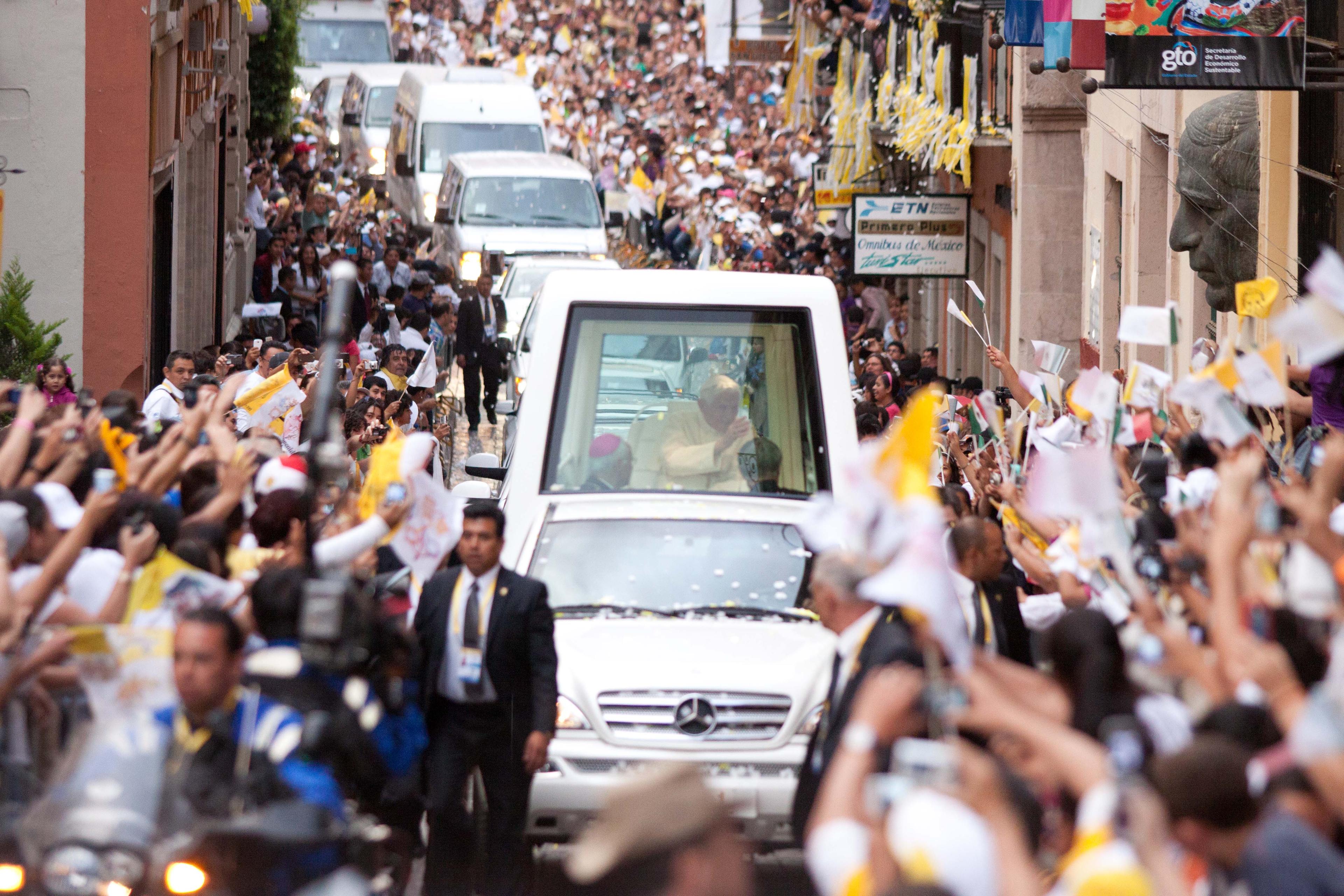 Arrestan a mayordomo del Papa por filtrar información