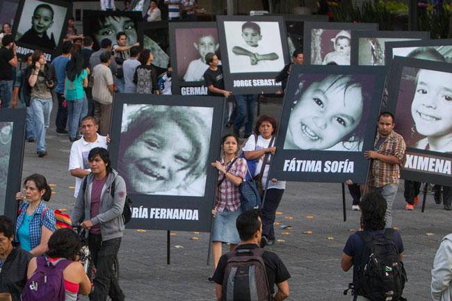 En imágenes: La vigilia y marcha #GuarderíaABC