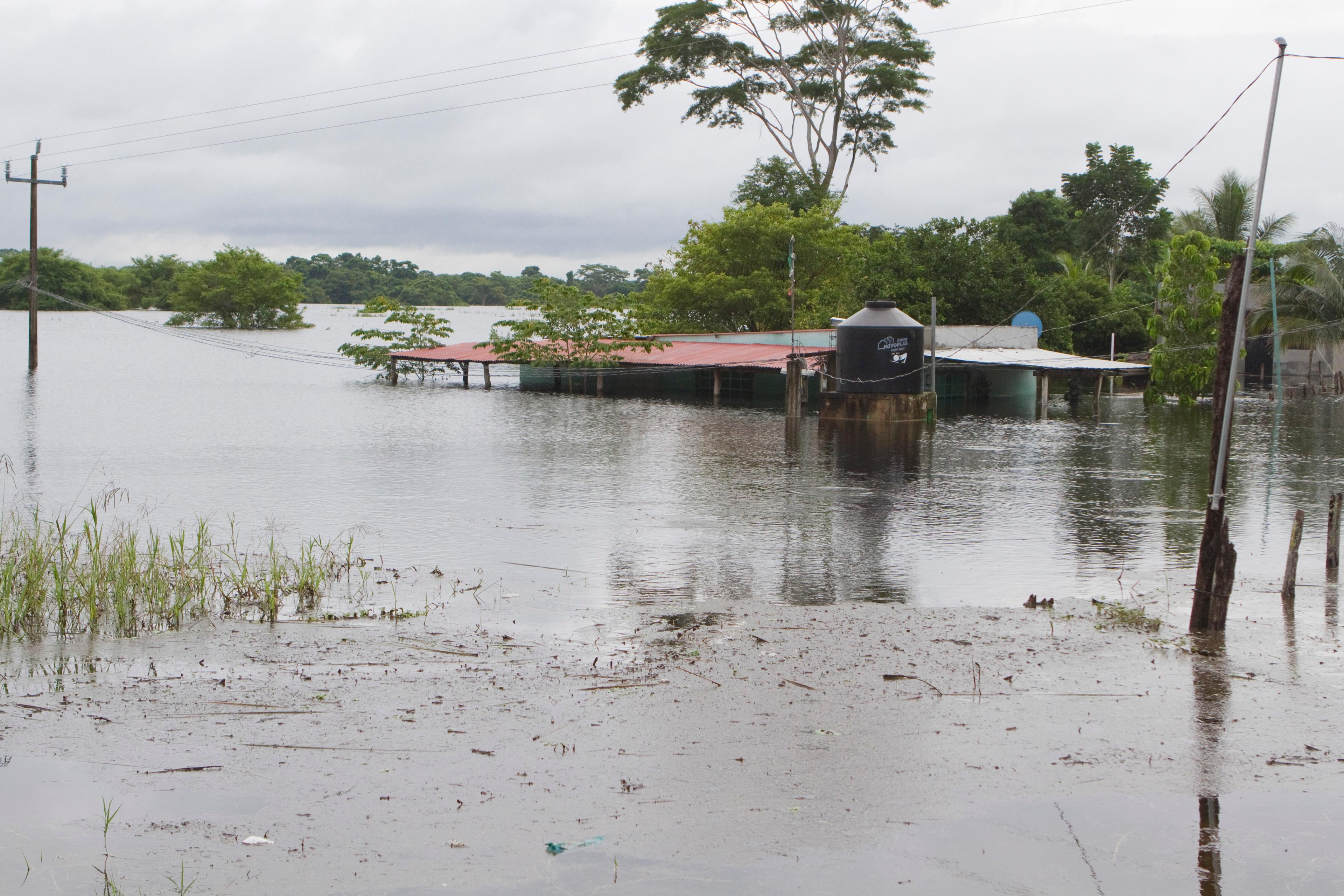 Más de 200 mil damnificados en Tabasco, dice Granier; Calderón, 120 mil
