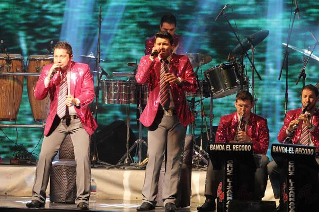 Vuelca camión de banda el Recodo en Texas; reportan delicado al líder