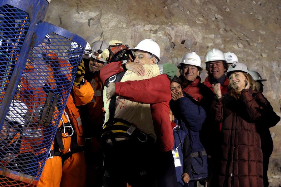 Muestran video inédito de los 33 mineros chilenos