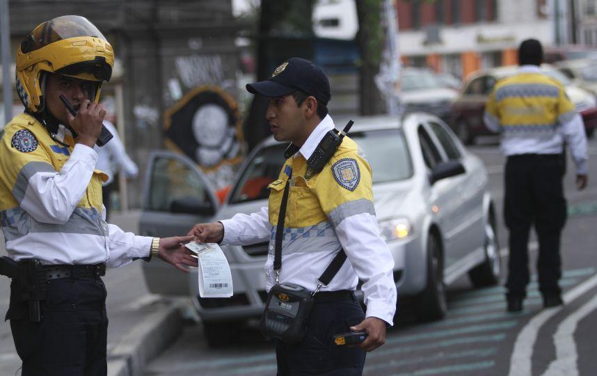 La responsable de la movilidad en el DF resuelve dudas del reglamento de tránsito
