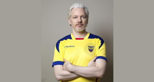 Julian Assange presume playera de la Selección de Ecuador y la apoya en su debut