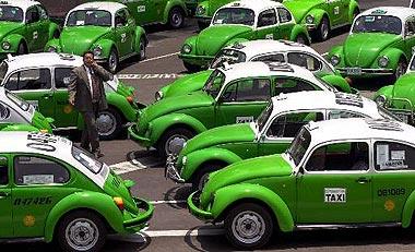 La ciudad de México dice adiós al taxi-<i>vocho</i>