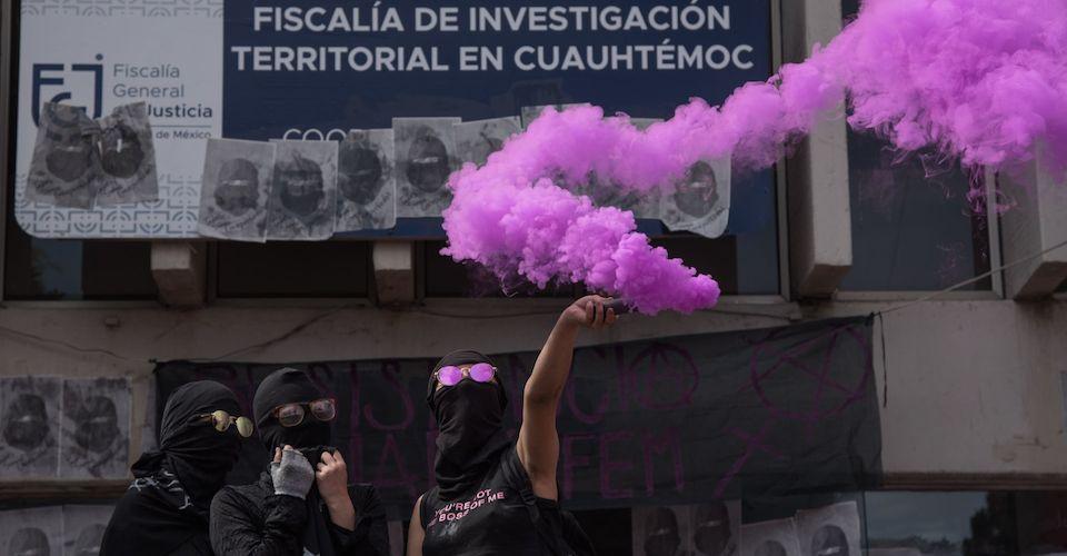 Abren proceso contra feminista en la CDMX; la acusan de agredir a su hija con base en una testigo que ahora nadie ubica