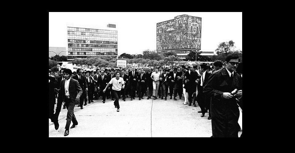 1968: el Ejército derriba con un bazucazo la puerta de la prepa 1 de la UNAM