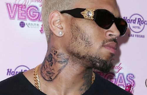 Tatuaje no es Rihanna golpeada, es una calavera de azúcar: manager de Chris Brown