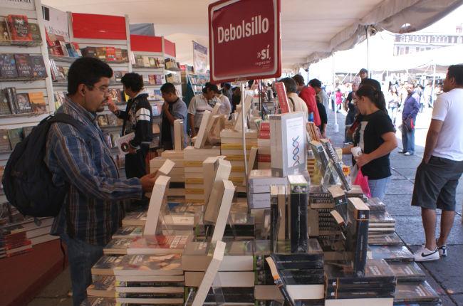 Retiran cerco del Zócalo para Feria del Libro del DF