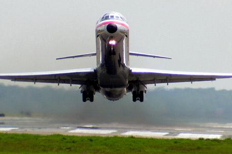 American Airlines busca adquirir Mexicana