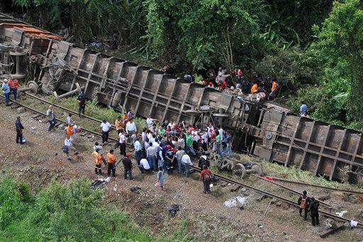 Deja un muerto el descarrilamiento de un tren en Veracruz