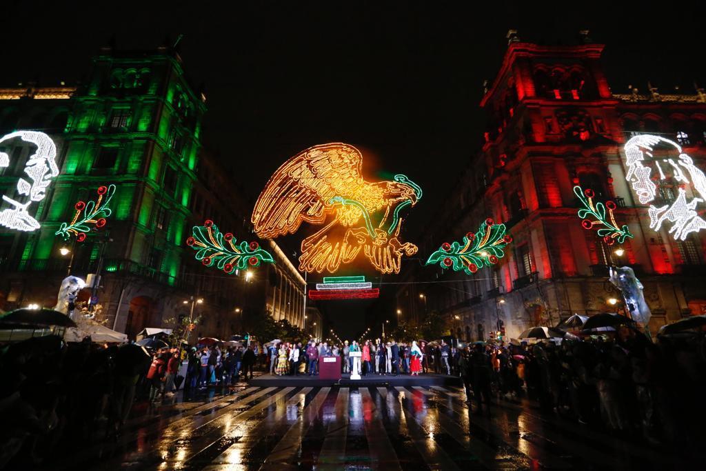 En imágenes: El Zócalo de la CDMX se ilumina para el festejo de los fiestas patrias