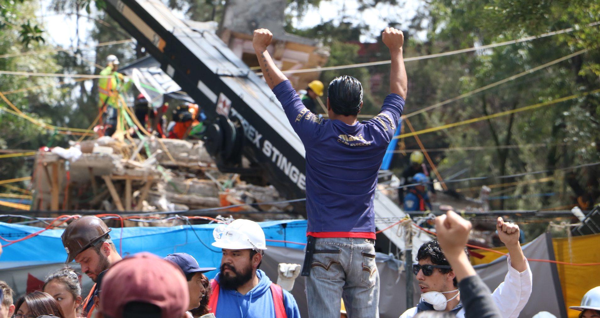 “¡Paren el tráfico! ¡Hay gente con vida!”: brigadistas y autoridades chocan durante rescates
