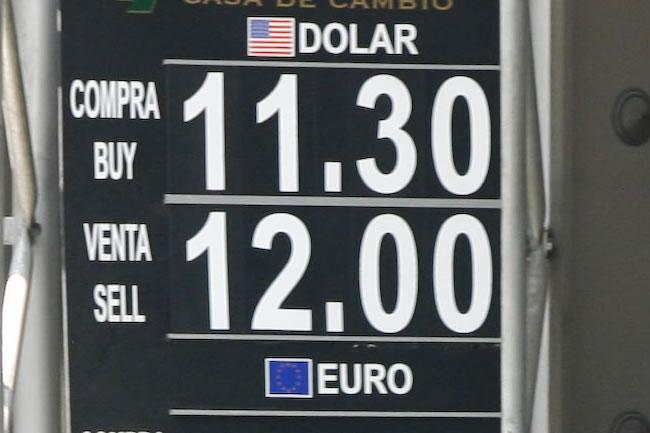 Dólar sigue a la baja; se vende hasta en 11.81