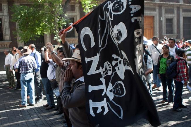 Docentes de la Ceteg agreden sede del PRD en Guerrero