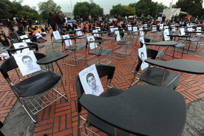 Estas son las contradicciones de la PGR sobre el caso de los normalistas, según los padres