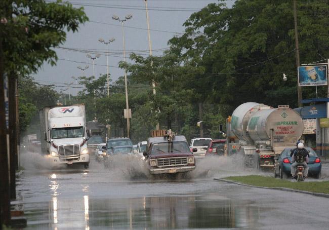 Reabren la carretera federal Acapulco-Zihuatanejo tras las lluvias