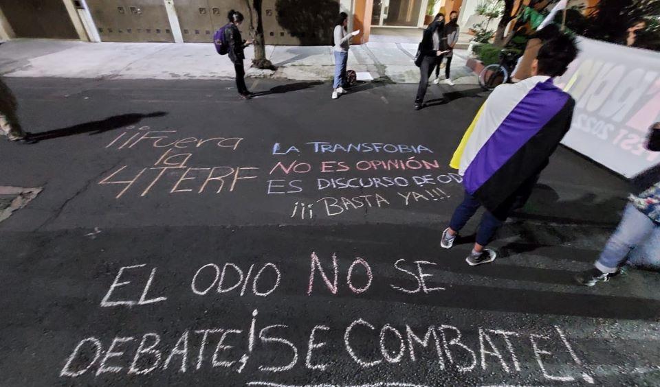 Protestan frente a Capital 21 por discurso transfóbico; exigen renuncias