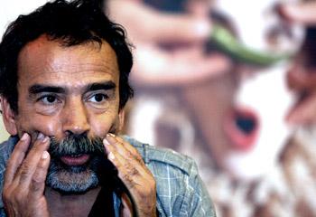 Son publicaciones parodia o sarcásticas, pero usuarios en redes las comparten para difundir información falsa