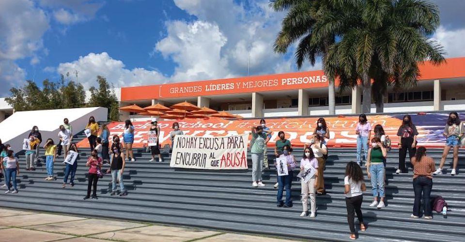 Colectivas denuncian falta de protocolos para castigar chat de fotos de mujeres; Anáhuac trata de silenciarlas