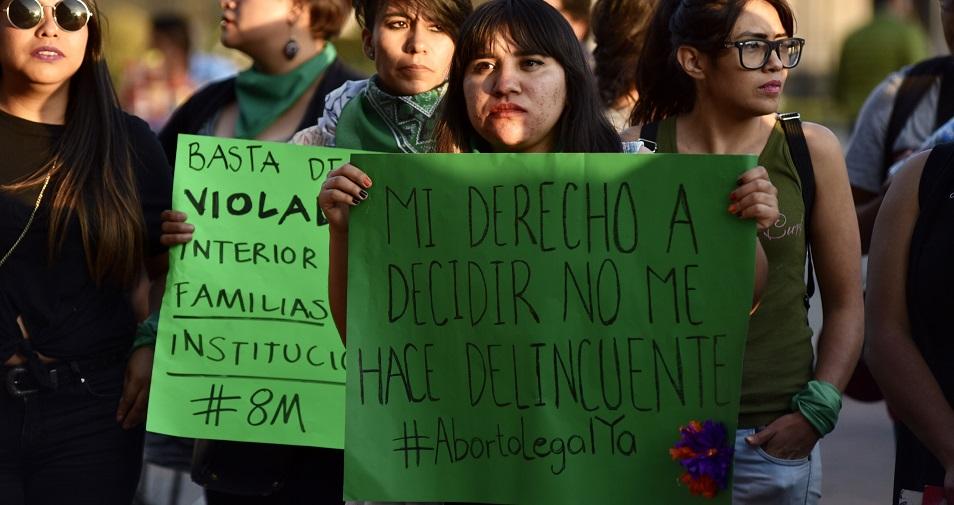Niñas tienen que convertirse en madres porque les niegan el aborto