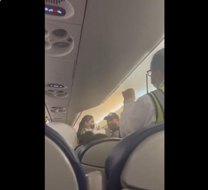 Aeroméxico niega discriminación en vuelo: Pasajeros agredieron a sobrecargo