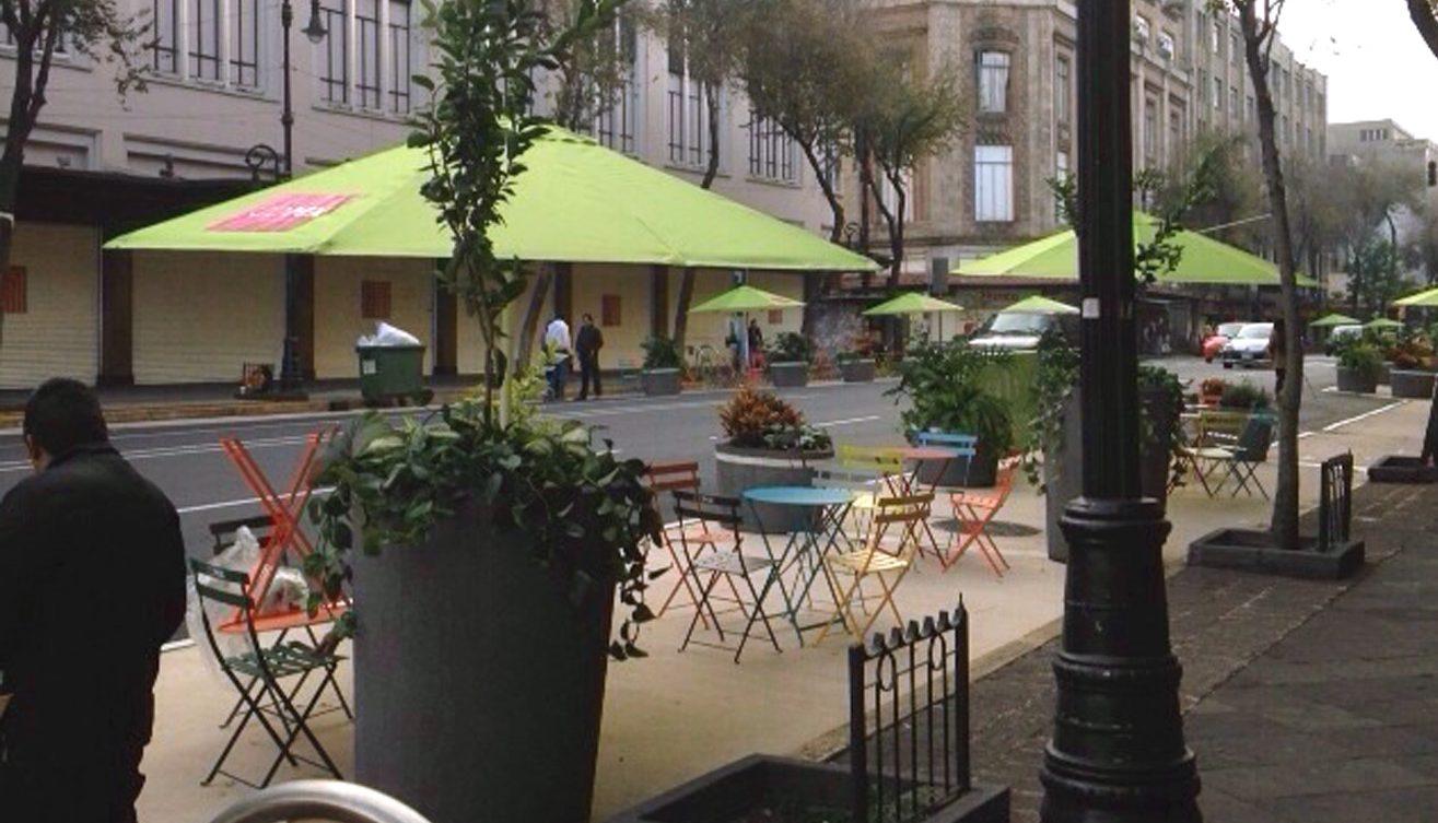 Saquean proyecto peatonal en el centro de la CDMX: roban sillas, mesas y sombrillas