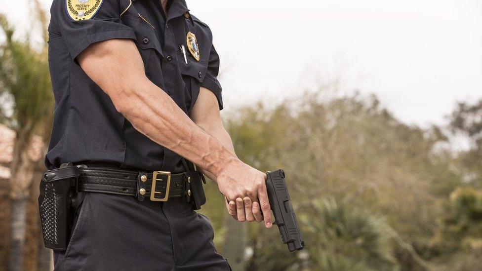 ¿Por qué la policía en Estados Unidos dispara a matar?