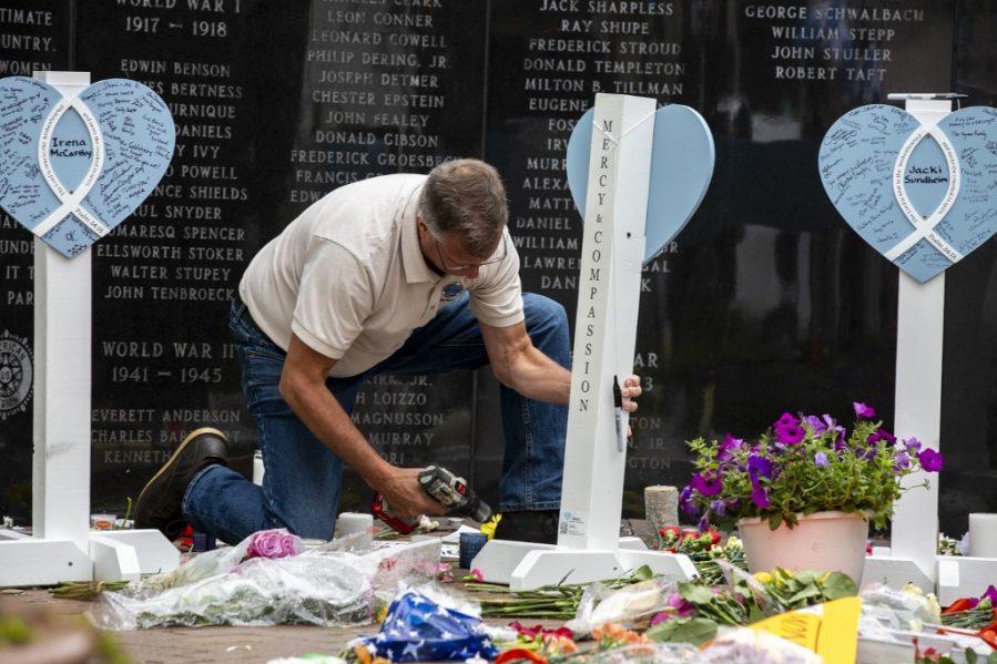 Consulado confirma muerte de otro mexicano durante tiroteo en desfile en EU