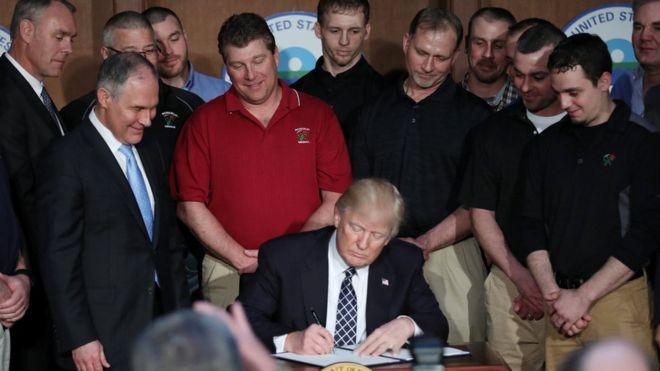 Trump firma orden ejecutiva para desmantelar la política medioambiental de Obama