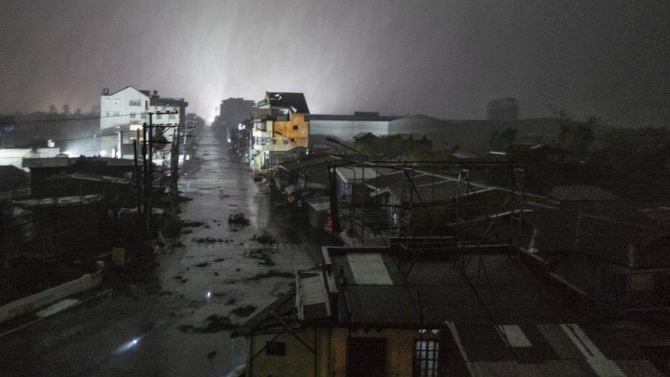 “Los tejados salieron volando”: el supertifón Mangkhut toca tierra en el norte de Filipinas con peligrosas ráfagas de vientos