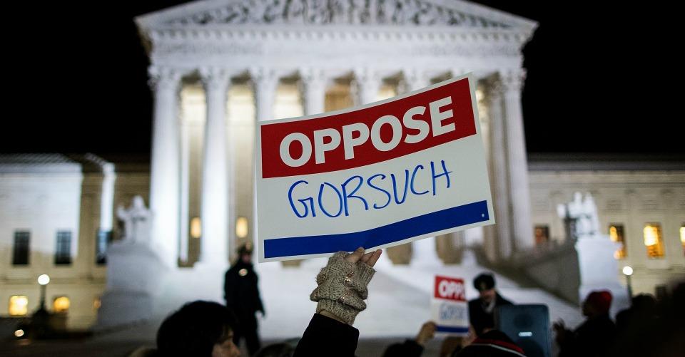 El nominado de Trump a la Corte Suprema se opone a la eutanasia y escribió libro de moralidad