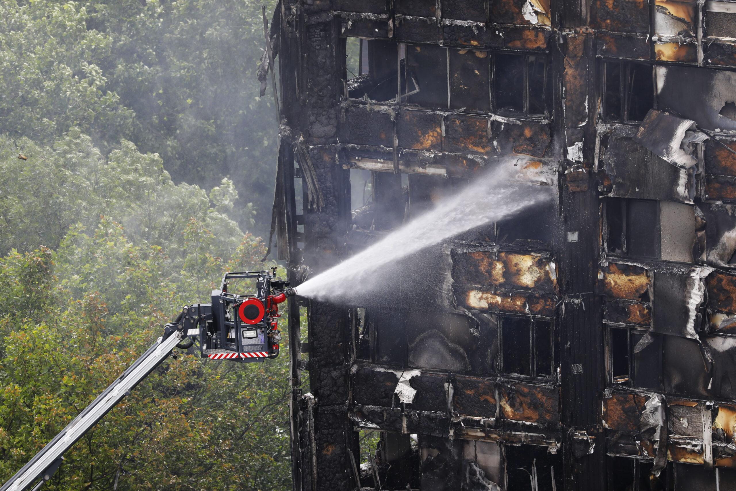 Difunden imágenes del incendio de la Torre Grenfell en Londres