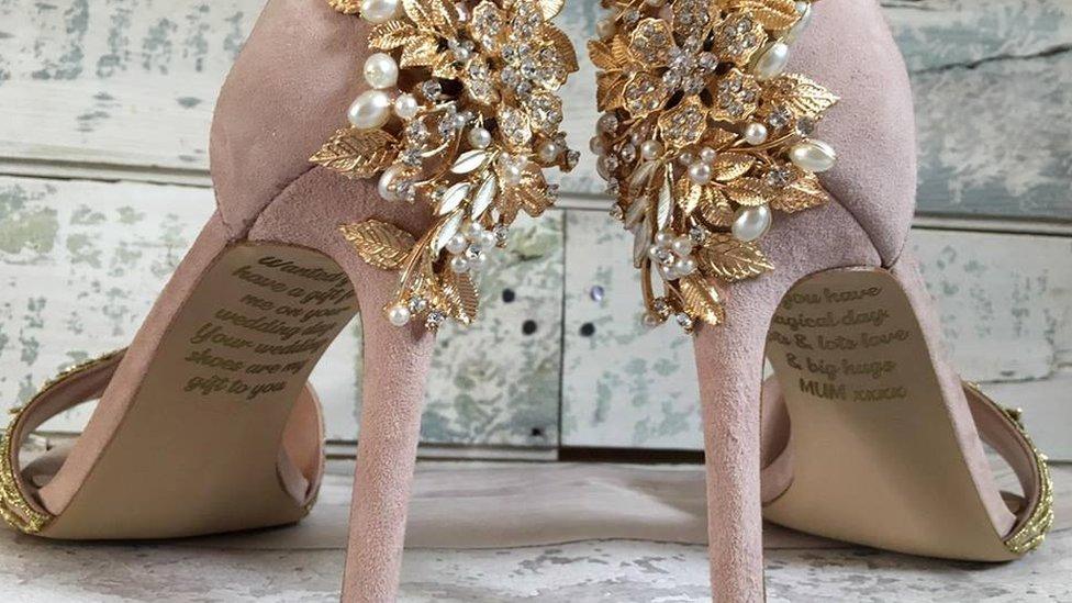 El emotivo mensaje secreto que dejó una mujer enferma de cáncer terminal en los zapatos de boda de su hija