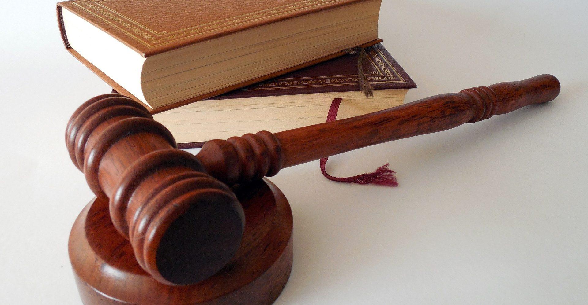 Suspenden e investigan a dos jueces que liberaron al exesposo de Abril