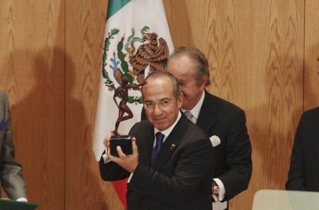 Entrega de premio a Calderón divide al ITAM