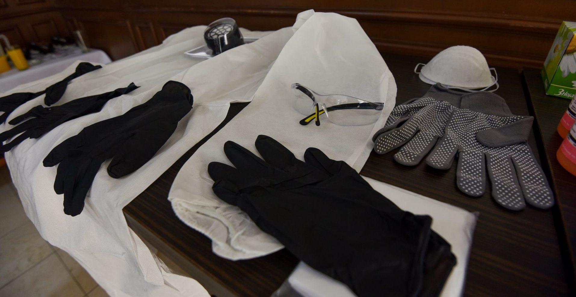 Guantes y trajes especiales: trabajadores de funerarias refuerzan protección por COVID-19