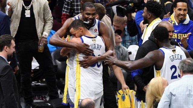 Golden State Warriors gana su segundo título de la NBA consecutivo al derrotar a Cleveland Cavaliers
