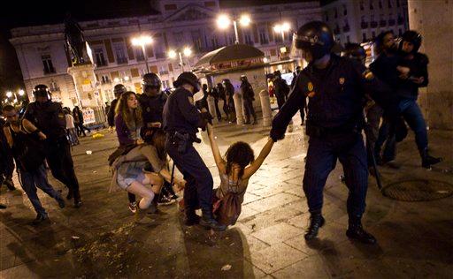 Desalojan con violencia a indignados en Madrid