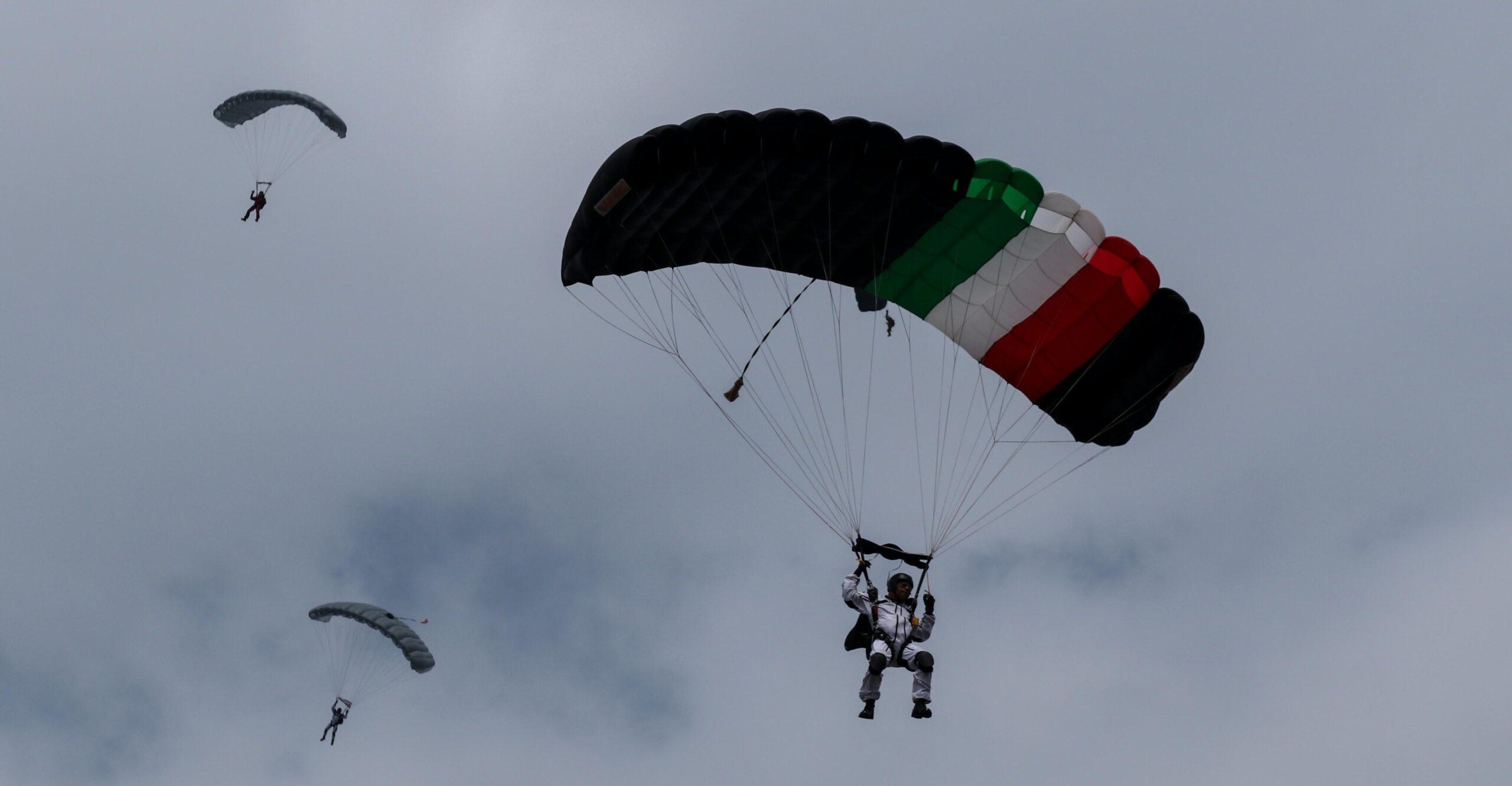 Paracaidista sufre lesiones en cráneo y rostro por accidente durante desfile militar