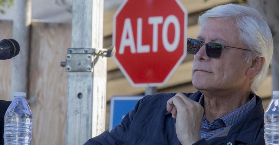 Gobernador de BC declara empresa non grata a FedEx e insiste en acusarla de narcomenudeo