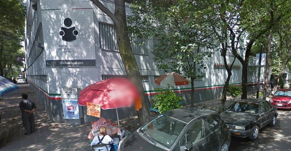 Roban vales de fin de año a trabajadores del Instituto para la Educación de los Adultos en CDMX