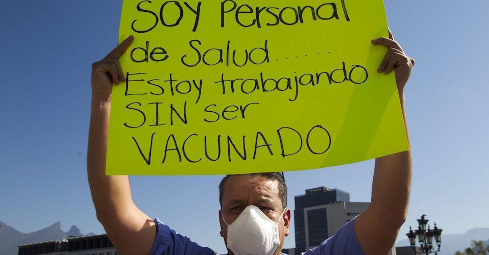 Listas desactualizadas o infladas impiden ampliar vacunación COVID en hospitales privados, dice Salud