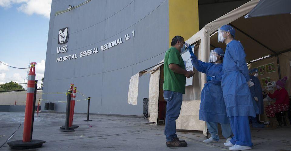 329 médicos y enfermeras han contraído COVID-19, señala el IMSS