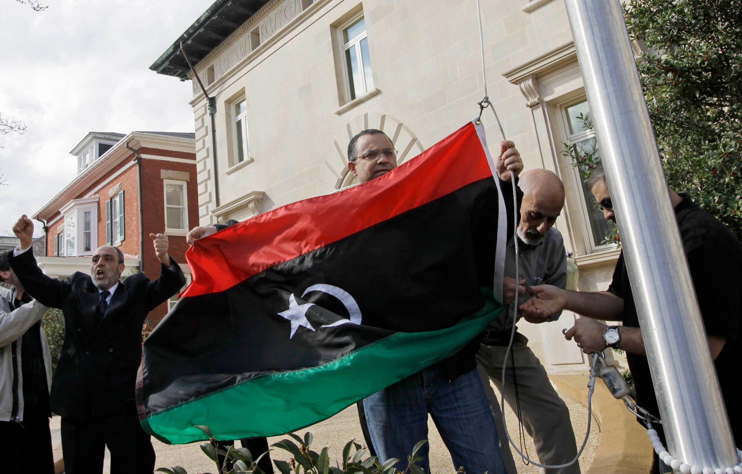 Obama congela activos de Gadafi y cierra embajada en Libia