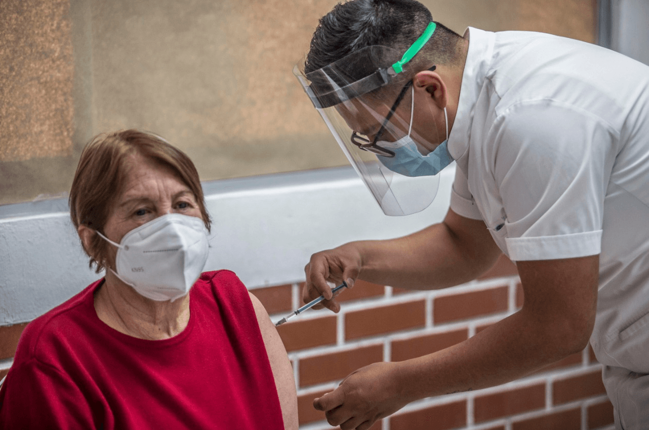 Inicia segunda etapa de vacunación contra COVID: inyectan primera dosis a 23 mil 369 adultos mayores