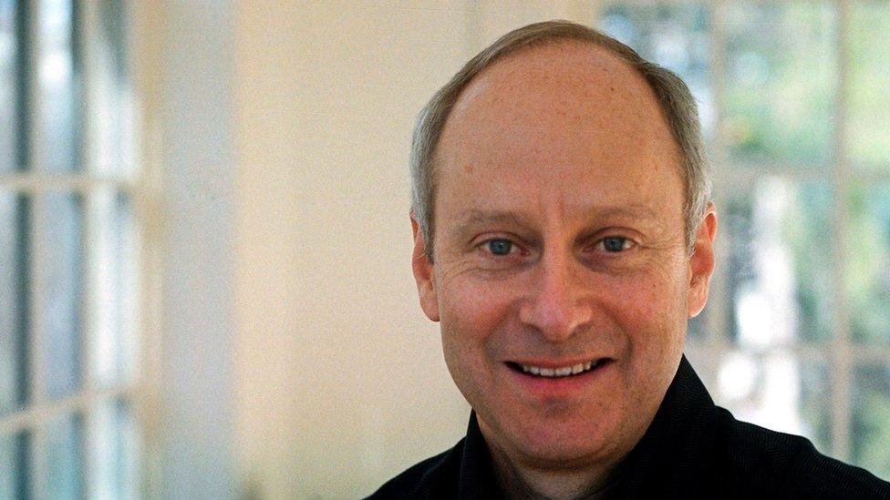 ¿Se debería permitir pagar por sexo o votos? Qué enseña Michael Sandel, “el profesor más popular del mundo”, en Harvard